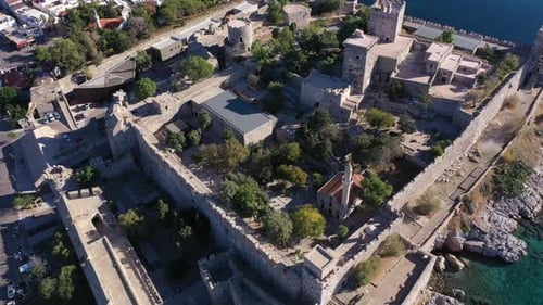 Blick auf das Schloss Halikarnassos und die Yachten in Bodrum, Türkei