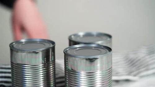 Abrir frijoles blancos enlatados con abrelatas