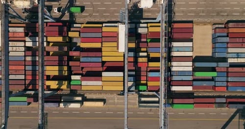 Großer Handelshafen mit Containerschiffen, Öltankern und Containerterminal