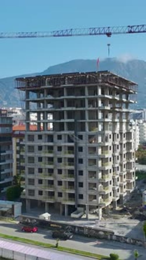 Vídeo vertical de un equipo mixto trabajando en conjunto en un gran proyecto de construcción