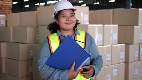 Lagerarbeiter arbeitet. Lager-Import Exportprodukt. Regale im Lagerhaus