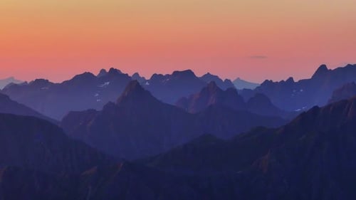 Montanhas do Ártico após o pôr