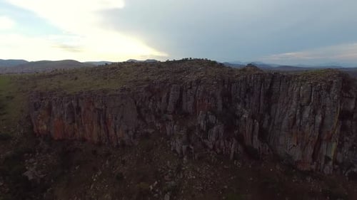 Luftdrohne der Bergschluchtung/Bergkette bei Sonnenuntergang