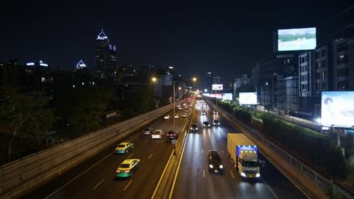 Nächtlicher Verkehrsfluss in Bangkok, Thailand