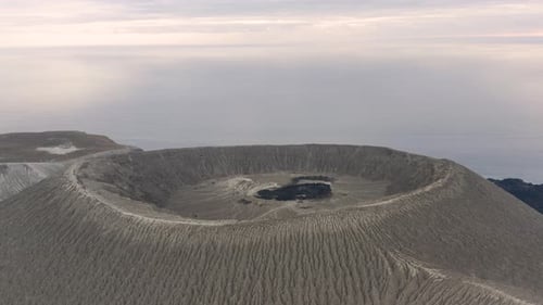 Vista aérea en arco del cráter en la cima del volcán de cono de ceniza Bárcena, San Benedicto
