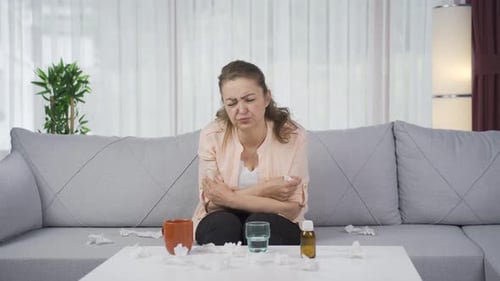 Kranke Frau, deren Knochen weh tun, wenn er niest.