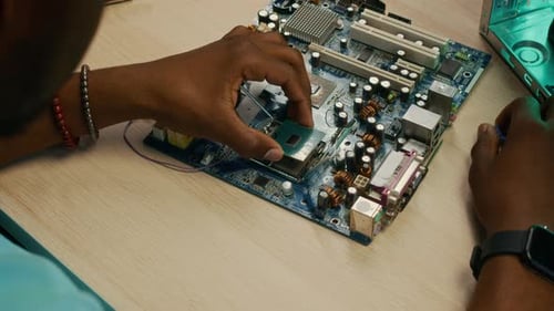 Techniker repariert Komponenten des Computerschaltkreises am Schreibtisch