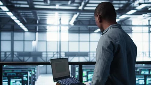 Инженер по операционному ноутбуку центра обработки данных, развертывающий новые серверные архитектуры