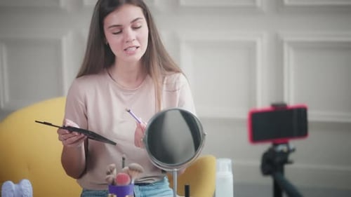 Transmisión en vivo en las redes sociales de una bloguera de belleza positiva Teen Girl está enseñando a maquillarse