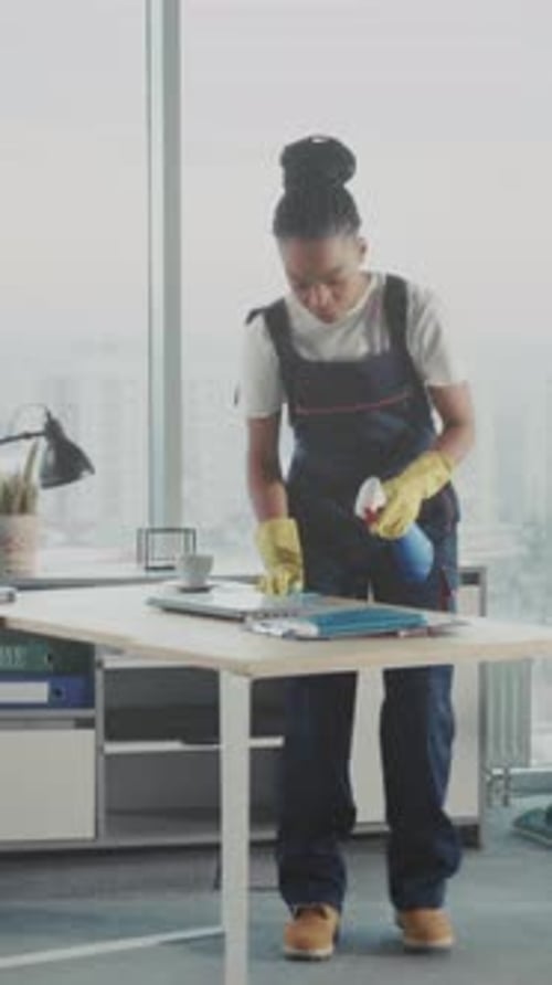 Sorgfältige Reinigung des Arbeitsplatzes mit Schwerpunkt auf Hygienepraktiken und systematische Anordnung des Büros