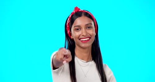 Gesicht, Motivation und Frau, die auf dich zeigt, Gewinner und Beförderung vor blauem Studiohintergrund