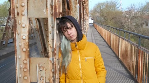 Unglücklicher Teenager auf der Brücke