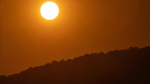 Zeitraffer einer majestätischen Sonnenuntergangs- oder Sonnenaufgangslandschaft, wunderschöne Wolken- und Himmelsnaturlandschaft.