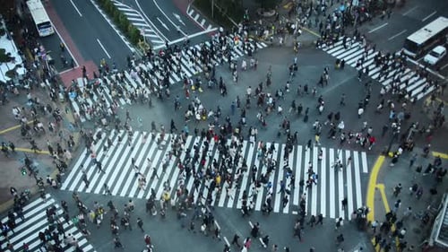 Cidadão e empresário japoneses saem da estação de Shibuya para a faixa de pedestres da praça Shibuya t