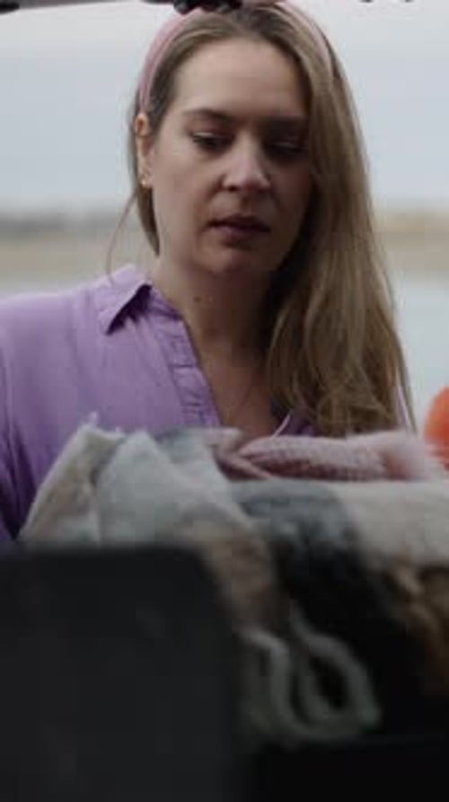 Selecionando o guarda-roupa para a sessão de fotos