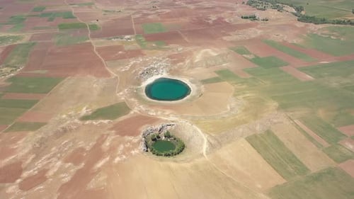 Vue aérienne des terres agricoles et des lacs