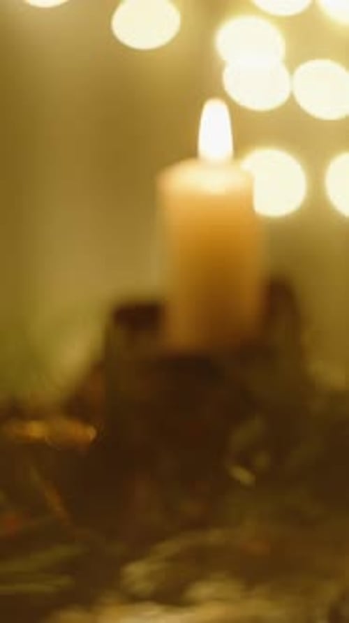Vidéo verticale. L'image se met progressivement au point, s'accentuant lentement lors de l'installation de Noël