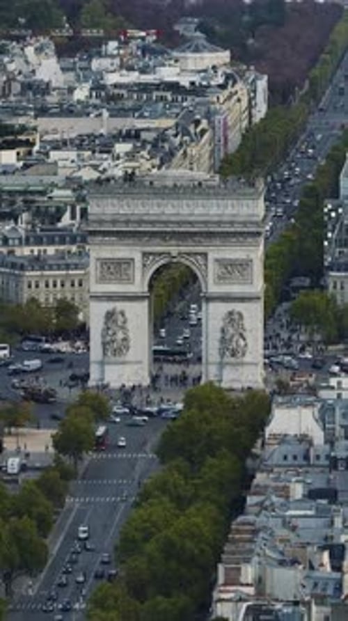 El Arco del Triunfo y el tráfico de automóviles en la rotonda París Paisaje urbano de Francia en órbita aérea Arco del Triunfo