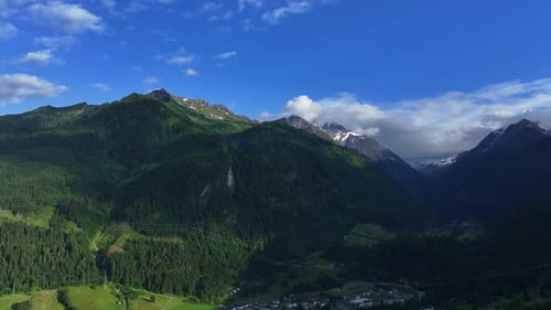 Au cœur d'une prairie, la ville de Kaprun et ses environs à couper le souffle