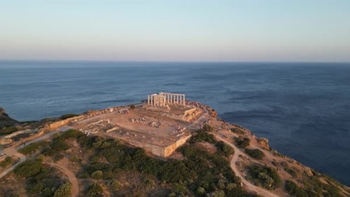 Vue aérienne de la plage et du temple de Poséidon au Cap Sounion