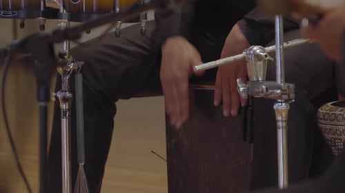 de cerca, artista masculino tocando una caja de madera de percusión