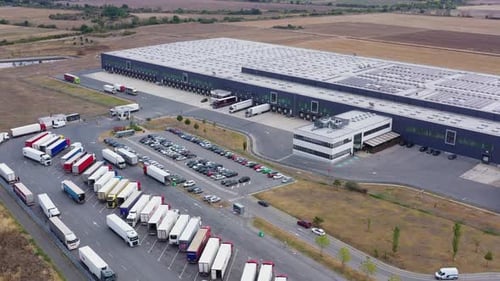Vue aérienne d'un centre logistique et de camions de Lidl près de Sliven, Bulgarie
