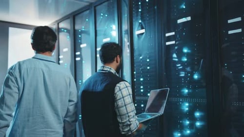 Técnicos cualificados que supervisan y supervisan diligentemente las operaciones y el rendimiento del centro de datos