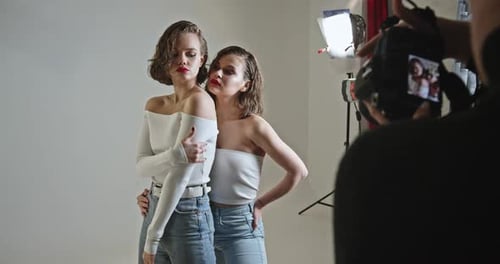 Zwei Models von schönen Modemädchen, die im Studio fotografieren Backstage-Fotografen