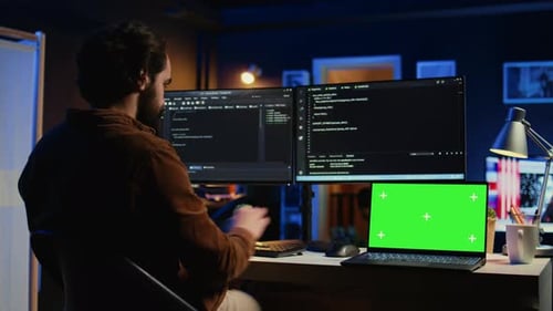 Mockup-Laptop auf dem Schreibtisch, auf dem der Softwareingenieur Codezeilen schreibt