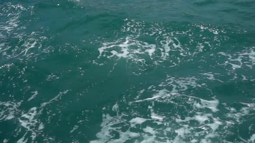 Le mouvement des vagues dynamiques capturées en gros plan révèle la beauté naturelle des océans