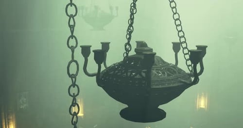 Lustre suspendu dans un intérieur brumeux et faiblement éclairé d'un bâtiment historique