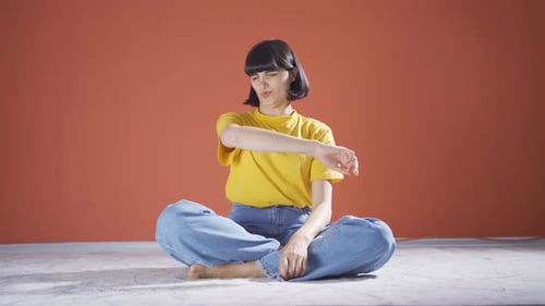 La femme qui transpire sent mauvais et sent mauvais.