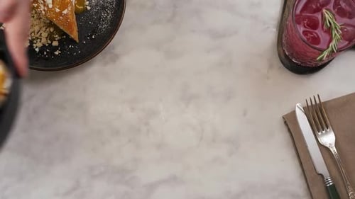 Brunch-Frühstücksset mit vielen Tellern mit leckerem vegetarischem Essen