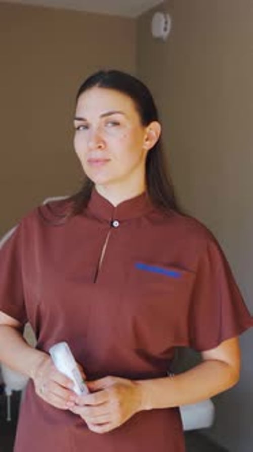 Um cosmetologista aguarda um cliente para um tratamento de spa para cuidados com a pele. Retrato de um cosmetologista em