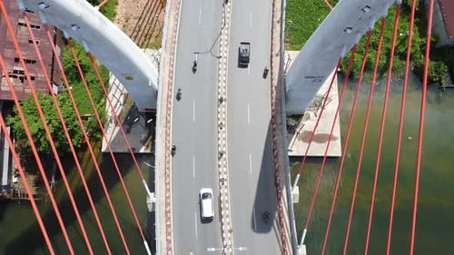 Vista aérea da ponte Sei Alalak localizada em Banjarmasin, conhecida como a primeira ponte em arco