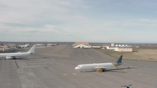 Un Airbus A321 sin identificación rodando por la pista de un aeropuerto en un día soleado de Islandia, aéreo