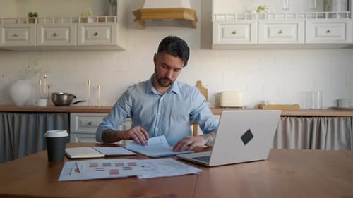 Empresario serio trabajando en casa Retrato de un adulto, pensativo, empresario, gerente, empresario