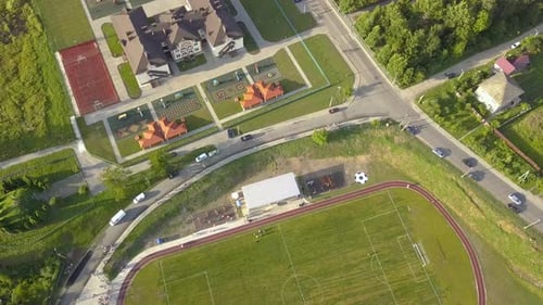 Vue aérienne d'un terrain de football sur un stade couvert d'herbe verte dans une zone rurale