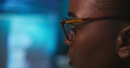 En ligne, hacker et femme à lunettes, nuit et programmation de cybercriminalité