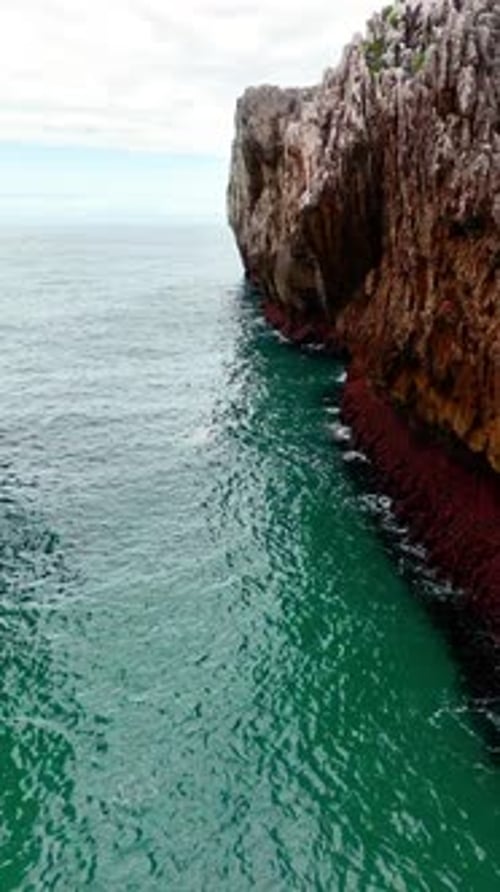 Idyllic view of the turquoise water flowing between the spiky rock formations.