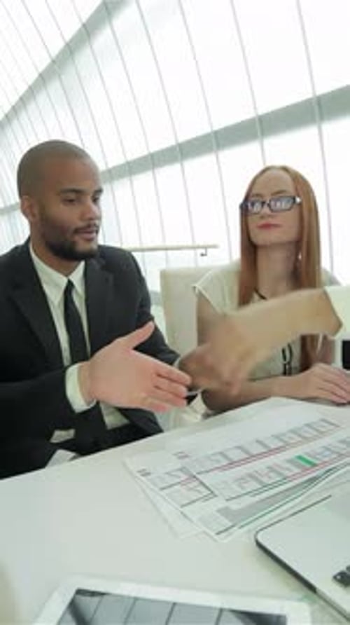 Favoriser la collaboration entre des professionnels diversifiés dans un bureau moderne et lumineux