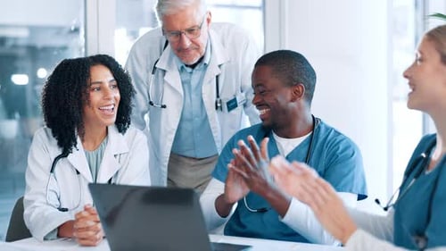 Laptop, trabalho em equipe e médicos aplausos pelo sucesso na reunião para celebrar a saúde