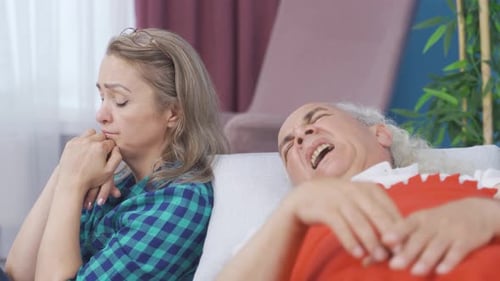 Une femme attentionnée au chevet de son mari malade. Triste.