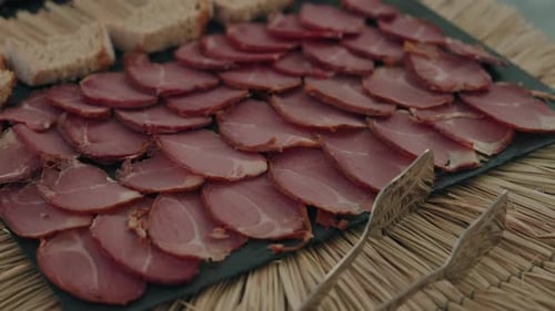 viande séchée tranchée servie sur une ardoise rustique