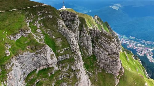 Des rochers à couper le souffle aux pentes abruptes.