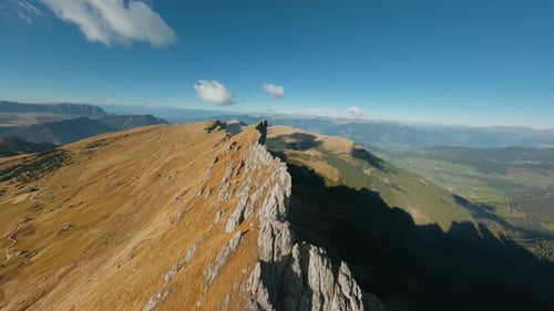 Reibungsloser Flug entlang der Bergkette, gefilmt von der FPV-Drohne Seceda, Italien