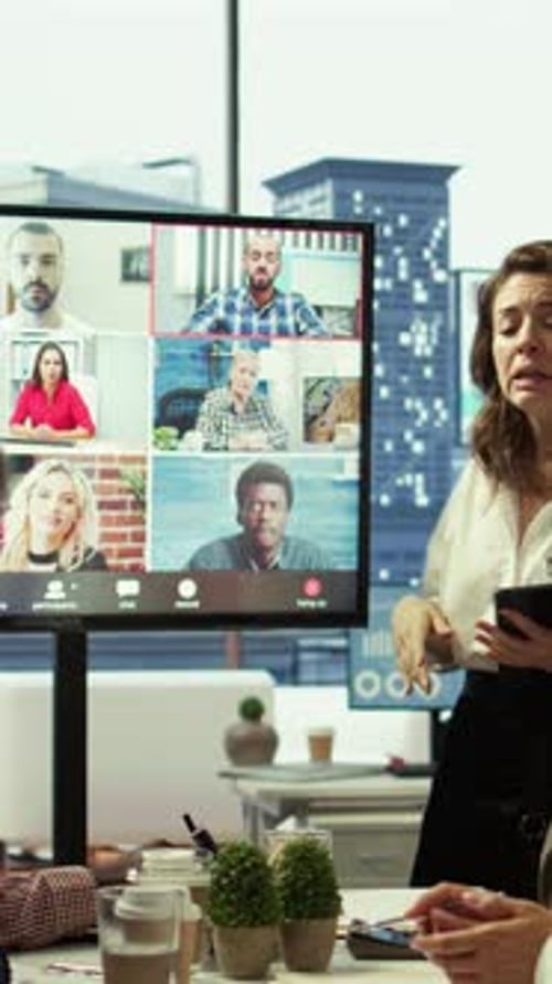 Reunión informativa vertical en vídeo entre los empleados y el consejo asesor a través de la red de videollamadas