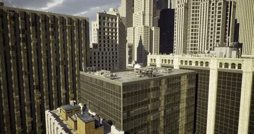Vista del horizonte de la ciudad con edificios de gran altura y nubes dramáticas