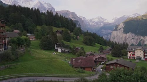 Paisagem urbana de Wengen, Suíça, em um dia ensolarado acima do Vale de Lauterbrunnen e com o