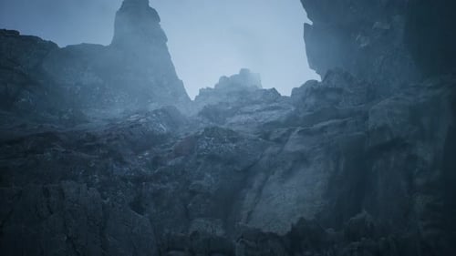 Dramatisch Felsformationen, die in Nebel gehüllt sind, schaffen eine mysteriöse Landschaft